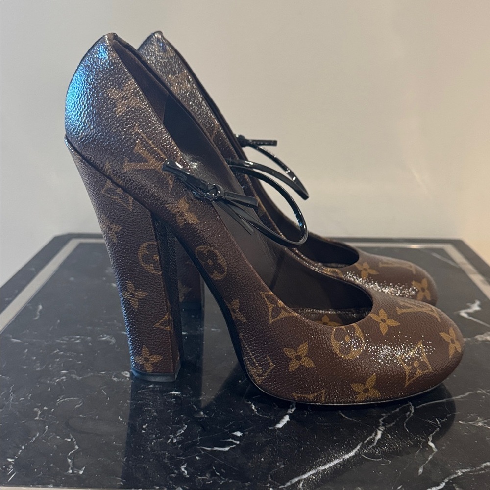 Louis Vuitton FETISH RARE runway mary Jane bow heels 39.5 EUC - Picture 5 of 9